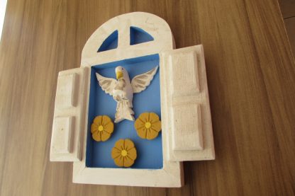 Janelinha Divino Espirito Santo Madeira Com Flores Rústico - Imagem 5