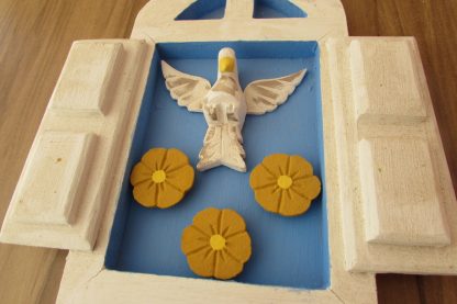 Janelinha Divino Espirito Santo Madeira Com Flores Rústico - Imagem 7