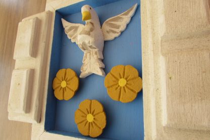 Janelinha Divino Espirito Santo Madeira Com Flores Rústico - Imagem 4