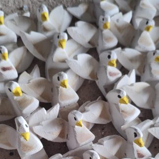 Kit com 8 pombinhas em madeira maciça, medindo 5 cm.