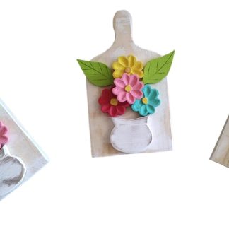 Kit 2 tábuas de cozinha pra decoração, entalhadas em madeira maciça com flores.