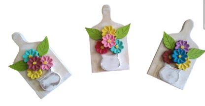 Tábua de cozinha pra decoração, entalhada em madeira maciça com flores.