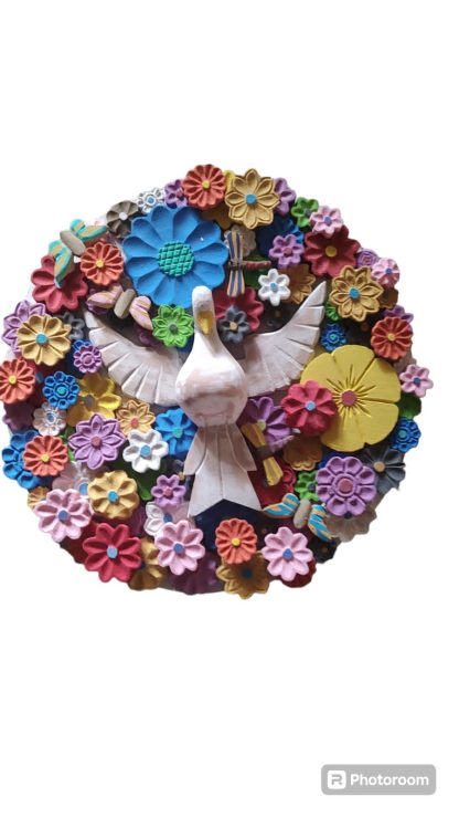 Mandala com divino espírito santo em madeira maciça, medindo 46 cm