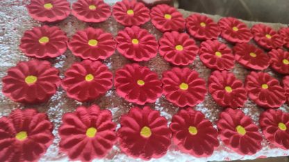 Kit com 20 flores em madeira maciça, medindo 5 cm.