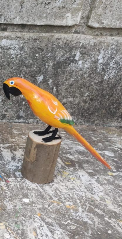 Arara em madeira maciça, medindo 20 cm