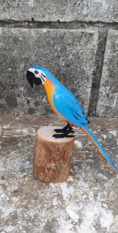 Arara em madeira maciça, medindo 20 cm