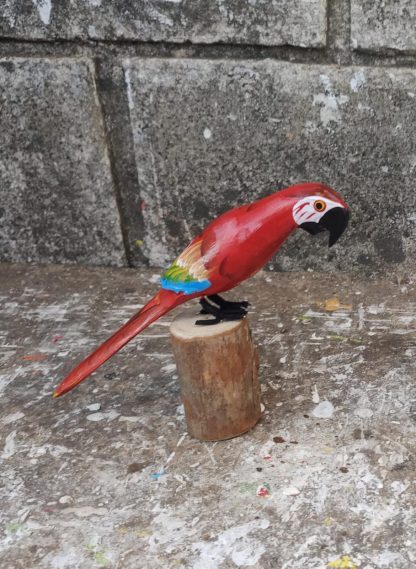 Arara em madeira maciça, medindo 20 cm