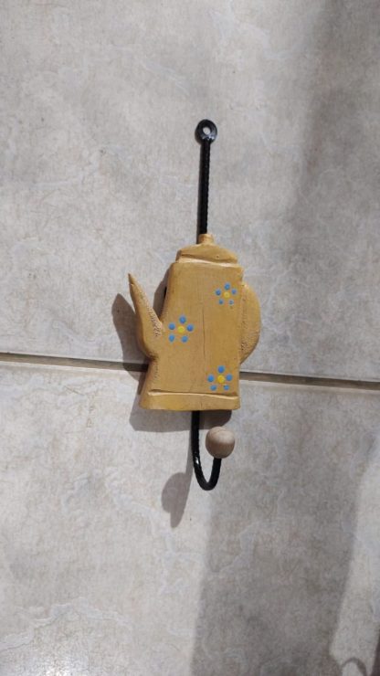 Cabide rústico de ferro em madeira maciça, medindo 30 cm.