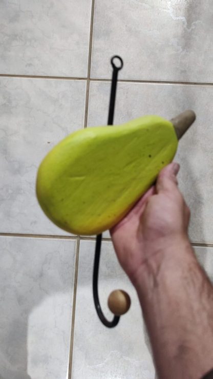 Cabide rústico de ferro em madeira maciça, medindo 30 cm.