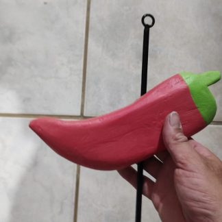 Cabide rústico de ferro em madeira maciça, medindo 30 cm.