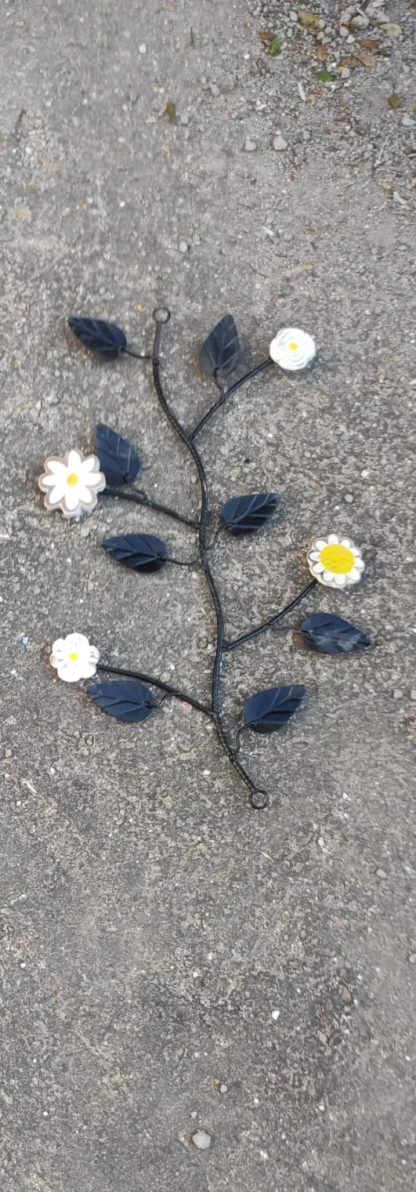 Galho rústico em ferro com flores, medindo 50 cm