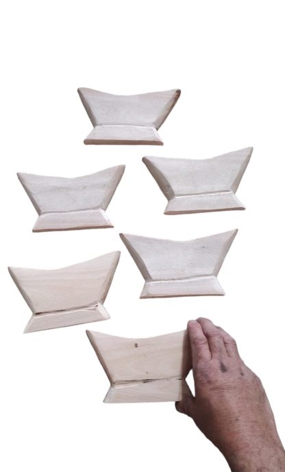 Kit com 6 jarras em madeira maciça, medindo 15 cm