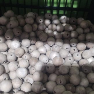 Kit com 90 bolinhas em madeira maciça, vazadas com furo