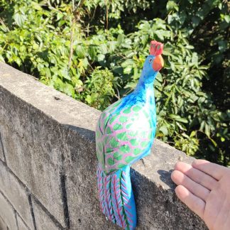 Pavão em madeira maciça, medindo 30 cm