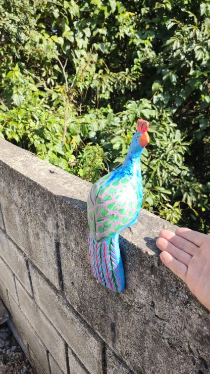 Pavão em madeira maciça, medindo 30 cm
