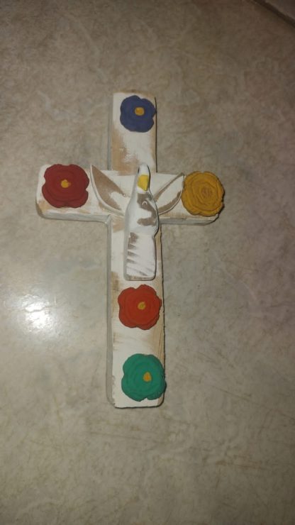 Cruz com divino em madeira maciça, medindo 20 cm