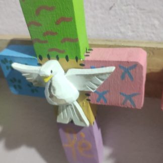 Cruz com divino em madeira maciça, medindo 20 cm