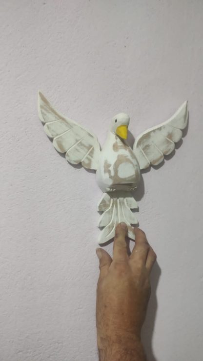 Pomba do divino em madeira, medindo 20 cm