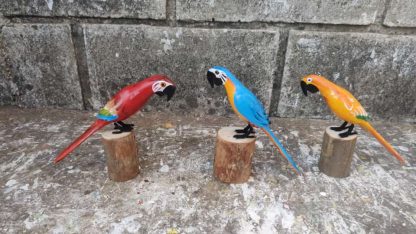 Kit 3 araras em madeira maciça, medindo 20 cm