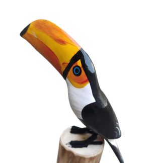 Tucano em madeira maciça, medindo 20 cm