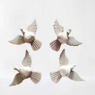 Kit com 4 pombas em madeira maciça, medindo 15 cm