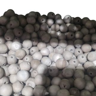Kit com 70 bolinhas em madeira maciça, vazadas com furo