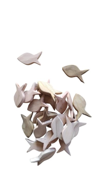 Kit com 10 peixes em madeira maciça, medindo 12 cm