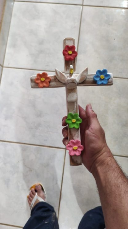 Cruz com divino em madeira maciça, medindo 30 cm