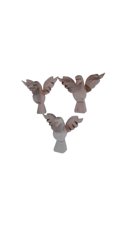 Kit com 3 pombas em madeira maciça, medindo 9 cm