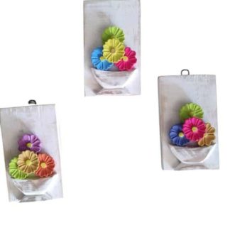 Kit 3 quadros rústicos com flores em madeira maciça, medindo 16 cm
