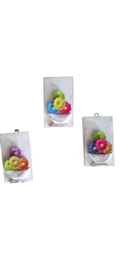 Kit 3 quadros rústicos com flores em madeira maciça, medindo 16 cm