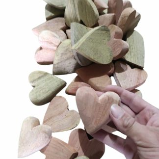 Kit com 12 corações em madeira maciça, medindo 6 cm