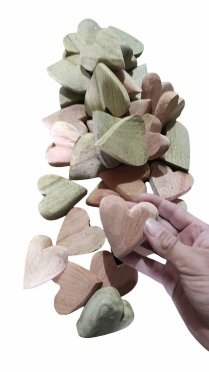 Kit com 12 corações em madeira maciça, medindo 6 cm