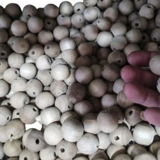 Kit com 75 bolinhas em madeira maciça, vazadas com furo