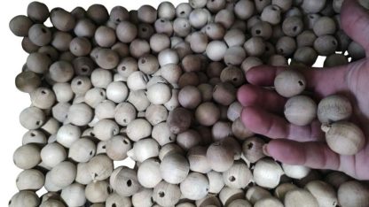 Kit com 75 bolinhas em madeira maciça, vazadas com furo