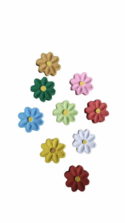 Kit com 20 flores coloridas em madeira maciça, medindo 6,5 cm