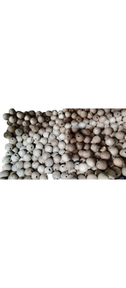 Kit com 50 bolinhas em madeira maciça, vazadas com furo