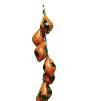 Móbile em madeira maciça, medindo 35 cm