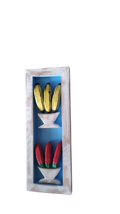 Quadro de bananas e pimentas em madeira maciça, medindo 40 cm