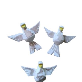 Kit com 3 pombinhas em madeira maciça, medindo 8 cm