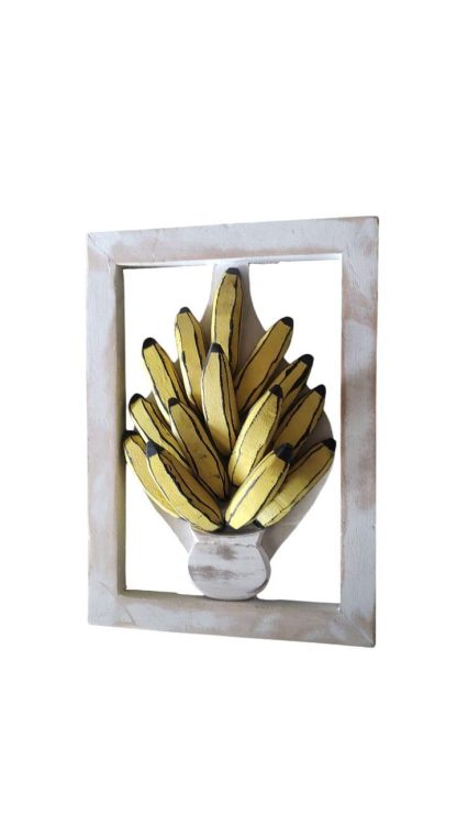Quadro de bananas vazado em madeira maciça, medindo 35 cm