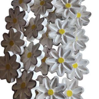 Kit com 12 flores em madeira maciça, medindo 8 cm