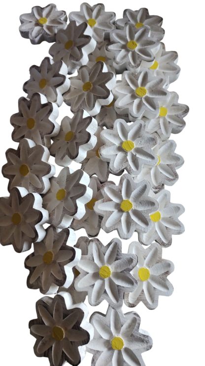 Kit com 20 flores em madeira maciça, medindo 8 cm