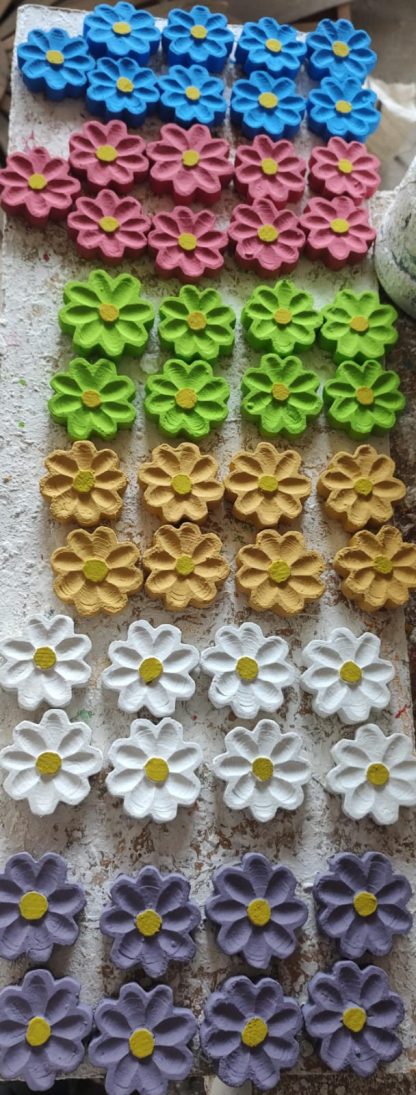 Kit com 20 flores coloridas em madeira maciça, medindo 5,5 cm
